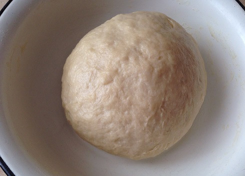 1. Этап. Тесто для сладких пирожков: И замешиваем тесто. Оно не должно прилипать к рукам и к миске.