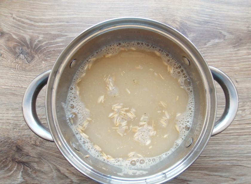 1. Этап. Овсяный кисель из цельного овса: Отфильтрованную воду вскипятите и остудите. Всыпьте в кастрюлю с водой измельченный овес и перемешайте.