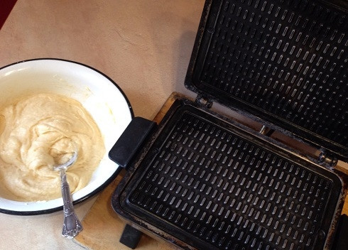 1. Этап. Рецепт вафельного теста для электровафельницы: Нагреваем электровафельницу.