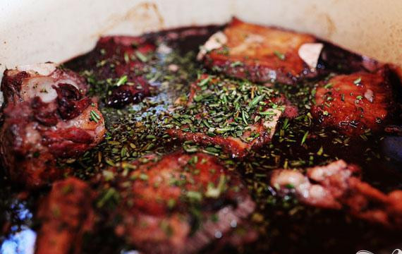 1. Этап. Ребрышки с вином и сливками: 3. Добавить измельченный розмарин. Перемешать. Добавить ребрышки, уменьшить огонь до слабого, накрыть кастрюлю и варить на медленном огне от 2 1/2 до 3 часов. Вы можете также поставить кастрюлю в духовку и тушить при 150 градусах. Выложить ребрышки на блюдо.