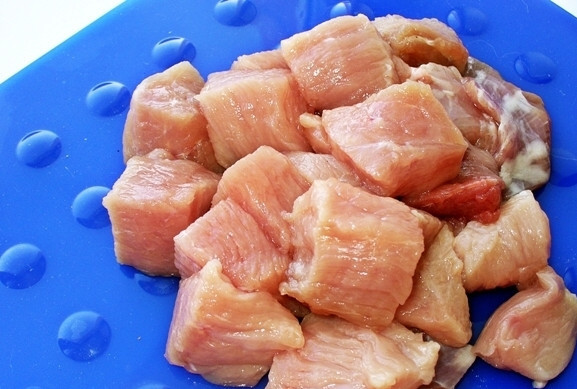 1. Этап. Свинина с белыми грибами: 2. Нарезаем свинину кусочками, слегка отбиваем.