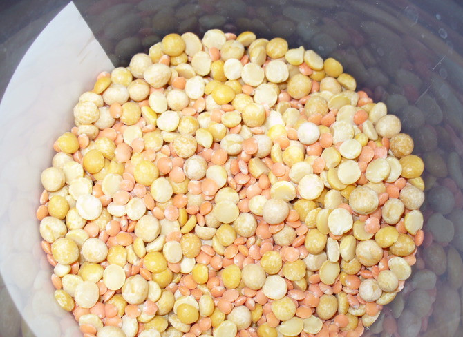 1. Этап. Чечевичное пюре: Замачиваем горох и чечевицу в течение 4-5 часов в холодной проточной воде.