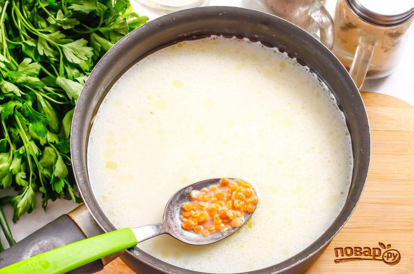 1. Этап. Чечевичный суп на кокосовом молоке: Влейте кокосовое молоко и всыпьте промытую чечевицу, посолите суп и отварите в течение 20 минут на умеренном нагреве, чтобы молоко не образовало обильную пену.