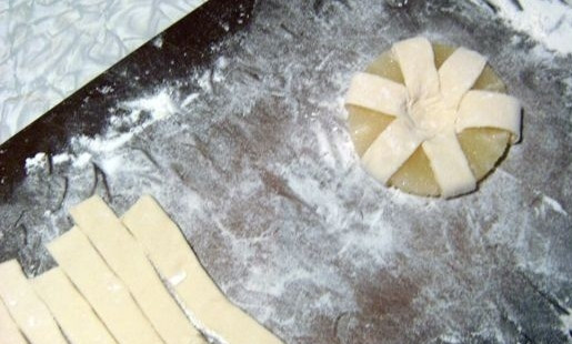 1. Этап. Пирожное из слоеного теста: Концы теста соединить в центре.