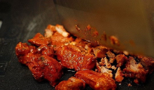 1. Этап. Макароны со свининой на сковороде: 8. При желании готовое мясо можно аккуратно достать со сковороды и мелко нарезать.