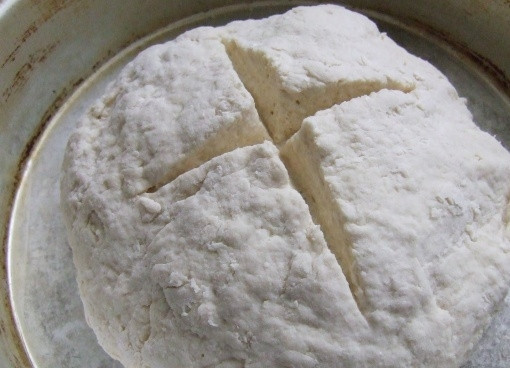 1. Этап. Бездрожжевой хлеб без закваски: 3. Через полчаса обминаю тесто руками, скатываю его в шар и придаю нужную форму, делаю крестообразные надрезы. Перекладываю тесто на противень, посыпанный мукой, и отправляю в разогретый до 230 градусов духовой шкаф. Через 15 минут уменьшаю температуру до 200 градусов и готовлю от 30 до 60 минут.