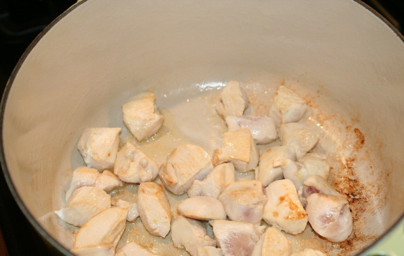 1. Этап. Соус к рису с курицей: 5. На отдельной сковороде с небольшим количеством масла обжарить курицу до готовности. Затем переложить в сковороду с соусом и протушить около 3 минут.