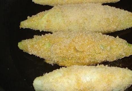 1. Этап. Сосиски в капустных листьях: Слегка обжариваем на разогретом растительном масле со всех сторон.