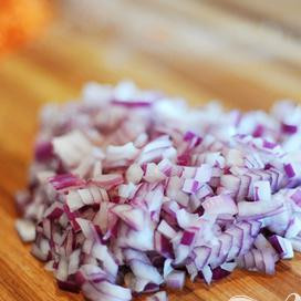 1. Этап. Говядина в болонском соусе: Затем, мелко порезать красный лук.