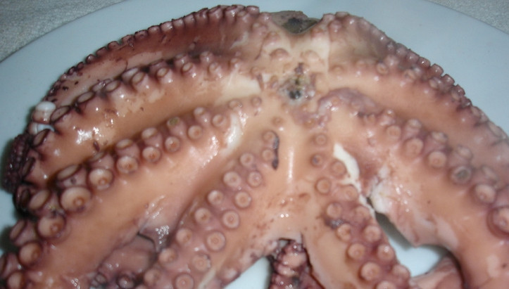 1. Этап. Осьминог с картофелем: Выложите осьминога на блюдо. Параллельно следует сварить картофель.