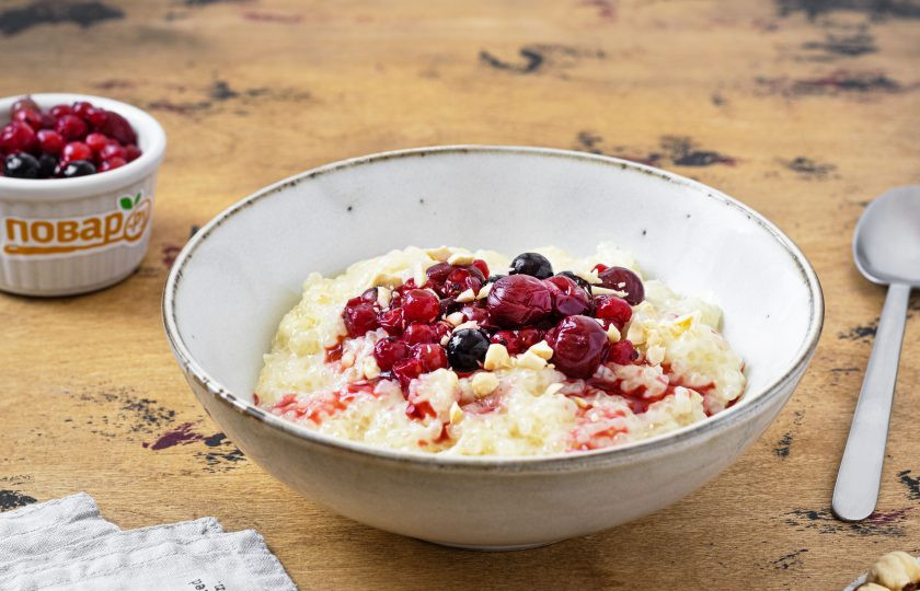 1. Этап. Каша из тапиоки: Переложите кашу в тарелку. Подавать ее можно с ягодами и орешками. Приятного вам аппетита!