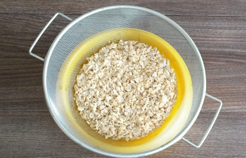 1. Этап. Кисель из овсянки для желудка: Откиньте на сито содержимое кастрюли. Оставьте на некоторое время, чтобы хорошо стекла жидкость.