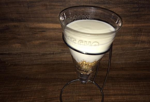 1. Этап. Гречка для похудения: Залейте крупу кефиром. Оставьте её в холодильнике на 6-8 часов.