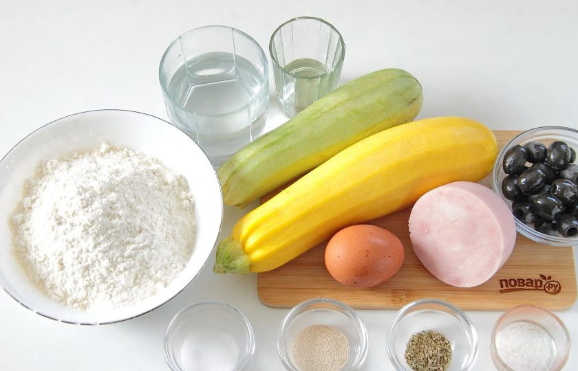 1. Этап. Кальцоне с цукини, оливками и моцареллой: Подготовьте все ингредиенты.