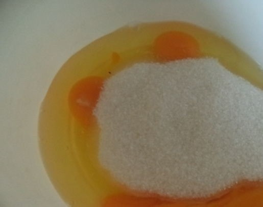 1. Этап. Рулет бисквитный с кремом: 1. Перед тем как приготовить бисквитный рулет с кремом, включите духовой шкаф для нагрева. Возьмите глубокую миску, разбейте в нее яйца и добавьте сахарный песок. Миксером тщательно взбейте до образования пены.