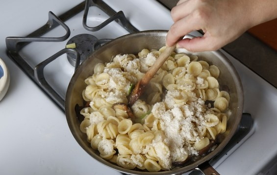 1. Этап. Паста вегетарианская: Затем добавьте в сковороду отваренную пасту и пармезан, перемешайте и прогрейте минуты 2.