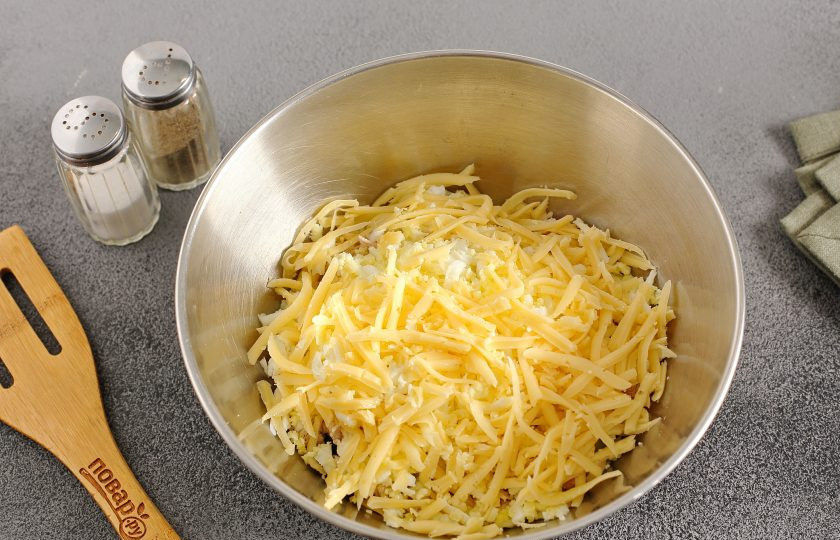 1. Этап. Салат Вечерний: Сыр и яйца натрите на крупной терке.