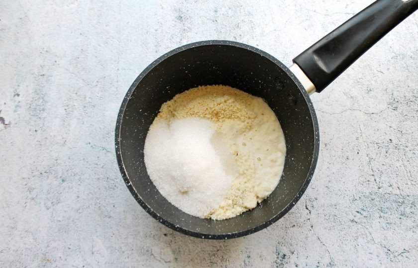 1. Этап. Крем из арахиса: К муке из арахиса добавьте сахар и воду, перемешайте.