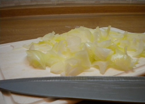 1. Этап. Свиная поджарка с луком и морковью: 3. Добавляем нарезанный полукольцами лук, солим и приправляем по вкусу. Жарим, постоянно помешивая.