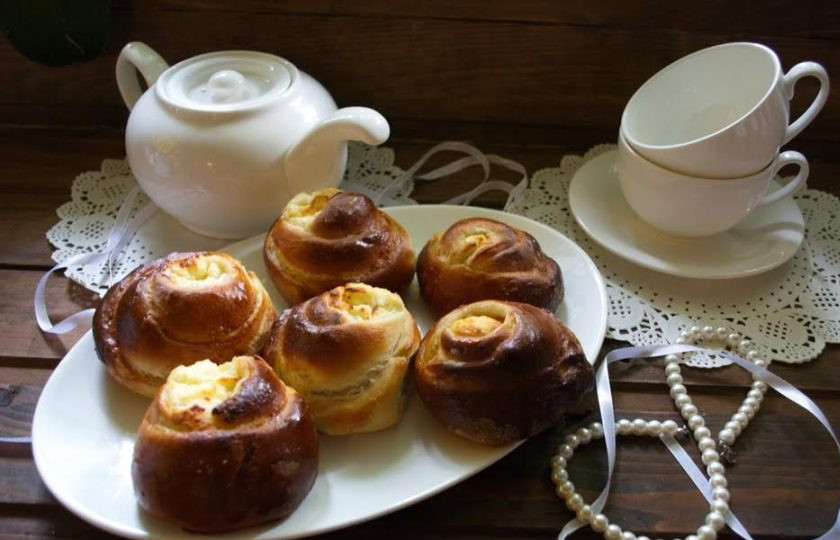 1. Этап. Ватрушки с творогом: 8. Разогрейте духовку до 180 градусов. Выпекайте ватрушки в духовке около 15 минут. Подайте к столу)