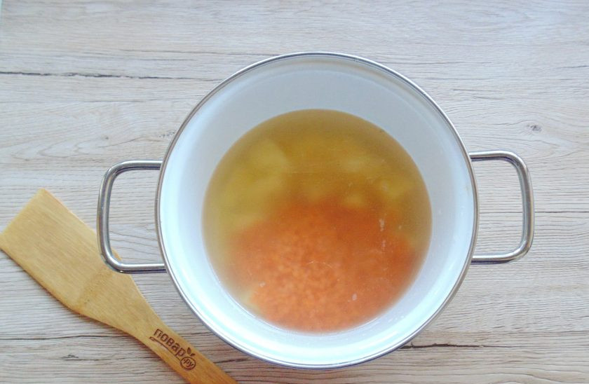 1. Этап. Суп из чечевицы с фаршем: Чечевицу промойте и добавьте в кастрюлю с бульоном и картофелем. Поставьте на огонь.