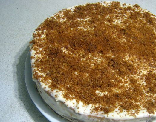 1. Этап. Торт Барбоскины: Смажьте корж кремом, сверху положите второй корж, также промазанный кремом. Бока тоже смажьте. Присыпьте крошкой с обрезков бисквита. Через пару часов торт пропитается кремом, остается лишь украсить бисквит. Для этих целей я использовал мастику, пищевой краситель и воду. Фигурки персонажей были куплены в кондитерской.