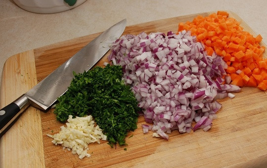 1. Этап. Турецкий суп из чечевицы: 1. Первый этап - подготовка ингредиентов. Очистите и измельчите лук, морковь, зелень и чеснок.