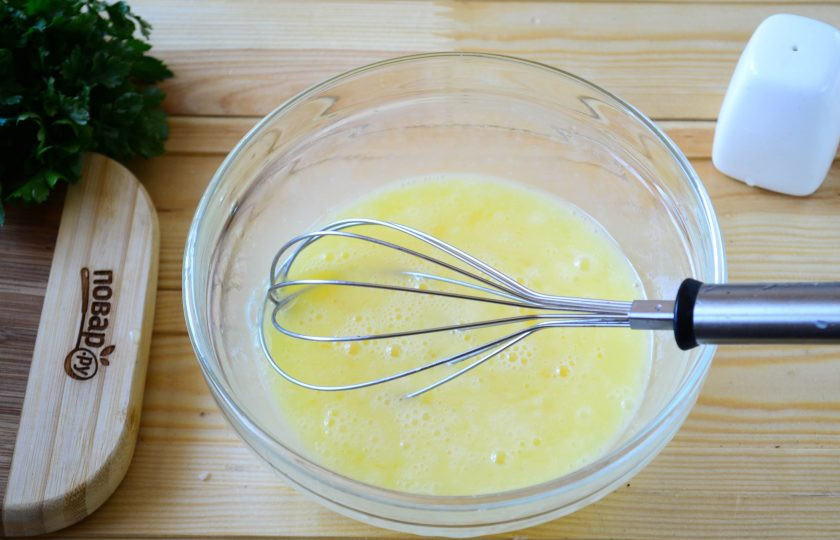 1. Этап. Белковый торт с куриной грудкой для сушки: Немного присолите и хорошенько взбейте яичную массу ручным венчиком до однородного состояния.