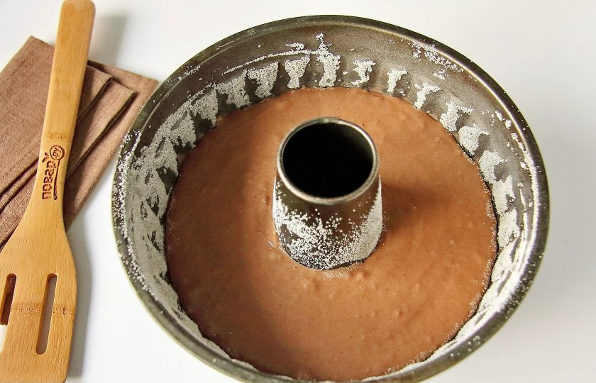 1. Этап. Шоколадный кекс на кефире: Перемешайте все до однородного состояния и вылейте тесто в смазанную маслом форму для выпечки. Дно и бока формы предварительно смажьте маслом и обсыпьте мукой или манкой.