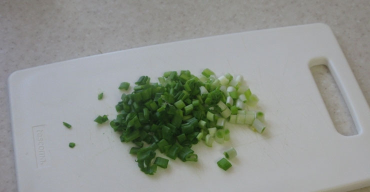 1. Этап. Кабачки по-гречески: 4. Болгарский перец режем так же, как и помидор, а вот зелень укропа измельчаем мелко. Для этого блюда лучше всего использовать укроп, а не петрушку.