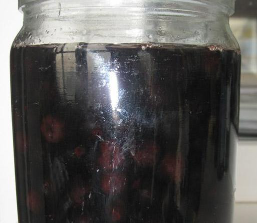 1. Этап. Наливки из ягод: Итак, выкладываем в банку ягоды, всыпаем сахар, добавляем водку и воду. Перемешиваем все, накрываем крышкой, первые 10 дней наливку необходимо перемешивать раз в день.