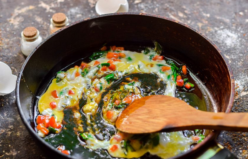 1. Этап. Лапша с креветками по-тайски: Добавьте рыбный соус в сковороду.