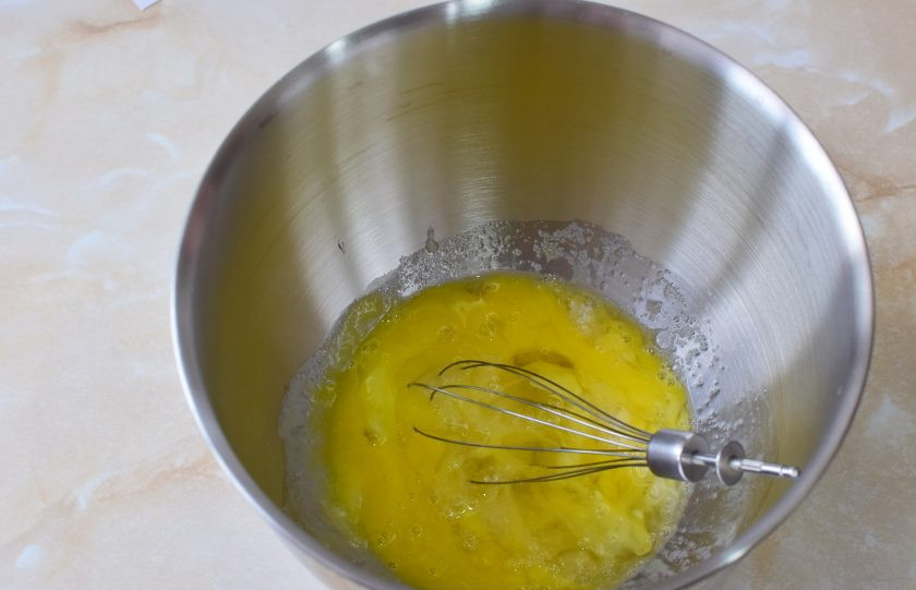 1. Этап. Кекс на сметане с черникой: Соедините яйца с сахаром и взбейте.