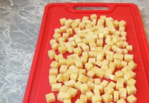 1. Этап. Котлеты с сыром: Сыр нарезаем небольшими кубиками.