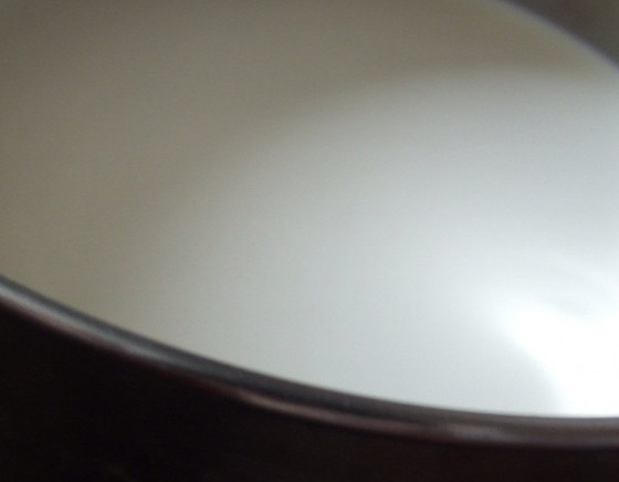 1. Этап. Шоколадная панна-котта: Для каждого слоя отдельно нагрейте по описанным пропорциям сливки с молоком.