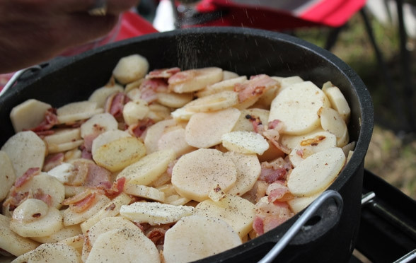 1. Этап. Картофель по-итальянски: Перемешайте картофель с беконом, можете положить ещё немного сливочного масла. Посолите и поперчите.