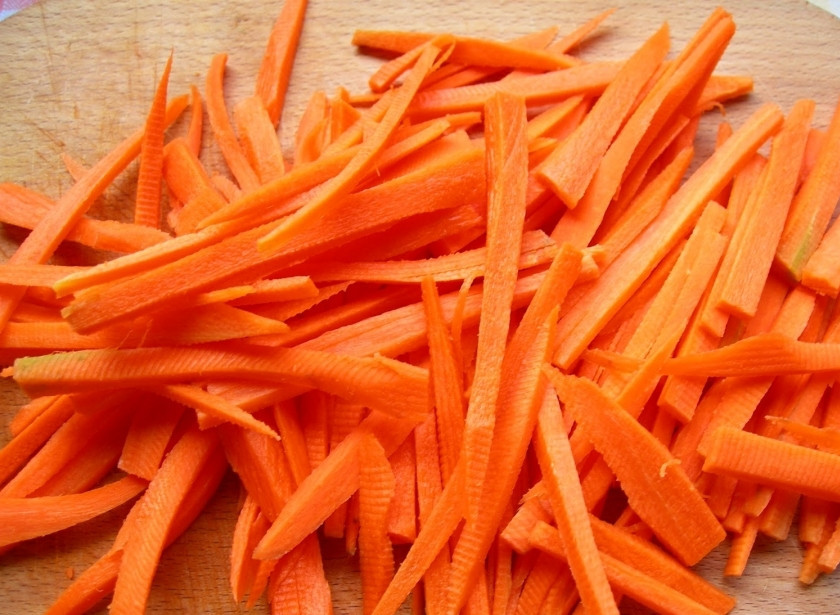 1. Этап. Салат из баклажанов по-корейски: Такой же тоненько и длинненькой соломкой нарезаем морковь или натереть ее на терке для корейской моркови.