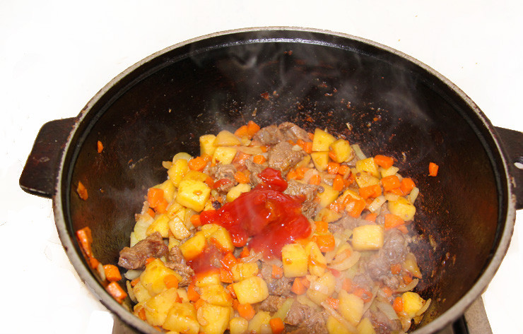 1. Этап. Лагман из конины: 3. Обжариваем все вместе какое-то время, а потом добавим специи, соль, перец и томатную пасту. Тушим еще пару минут.