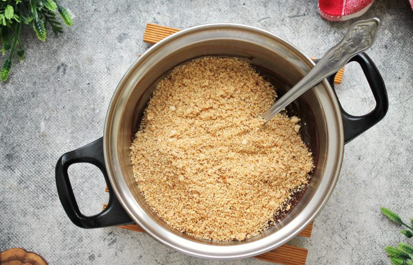 1. Этап. Кулич с шоколадной начинкой: Всыпьте в шоколадную массу измельченные орехи, перемешайте.