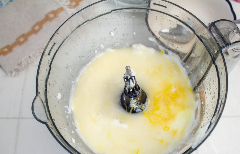 1. Этап. Лимонный чизкейк без выпечки: Влейте распущенный желатин и снова перемешайте.