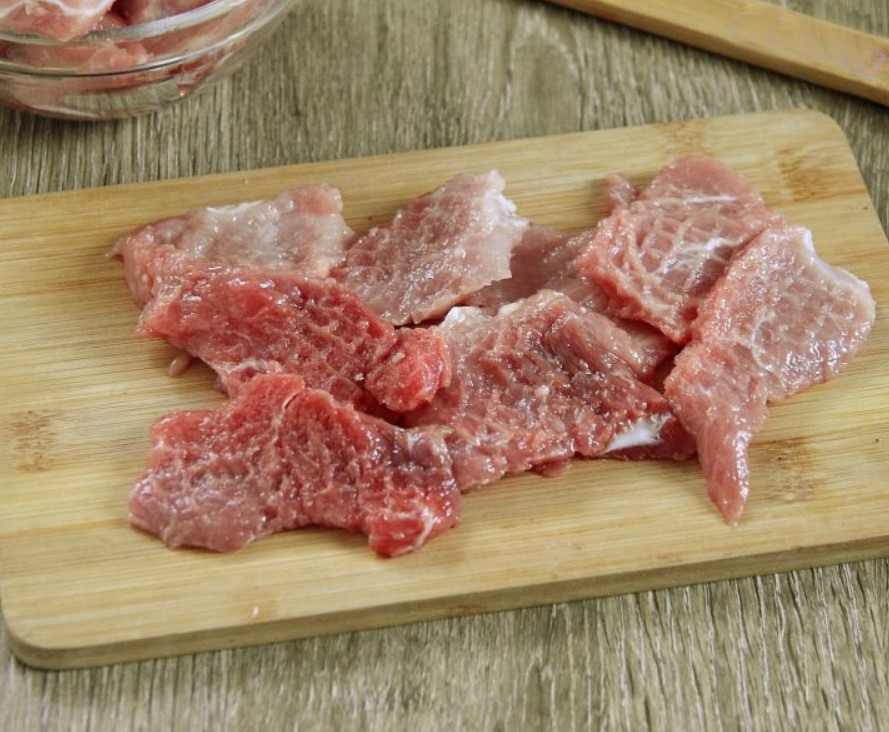 1. Stage. Gubajou: Cut the meat into small pieces and beat with a hammer on both sides.