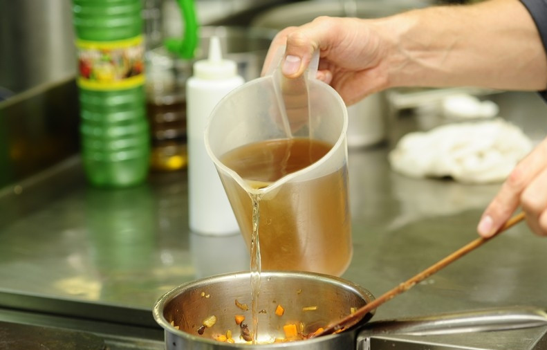 1. Этап. Суп из лисичек с фасолью: Вливаем бульон и варим все в течение 7 минут.