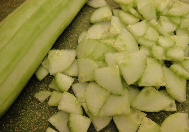 1. Этап. Холодный суп с огурцом: Огурцы очищаем от кожицы и нарезаем кубиками.