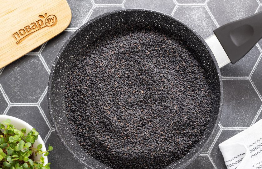 1. Этап. Паста тахини из черного кунжута: Кунжут подсушите на сухой сковороде. По внешнему виду черного кунжута сложно определить готовность, поэтому лучше ориентируйтесь по времени. Потребуется примерно 8-10 минут на среднем огне. Постоянно помешайте, чтобы кунжут равномерно прожарился.