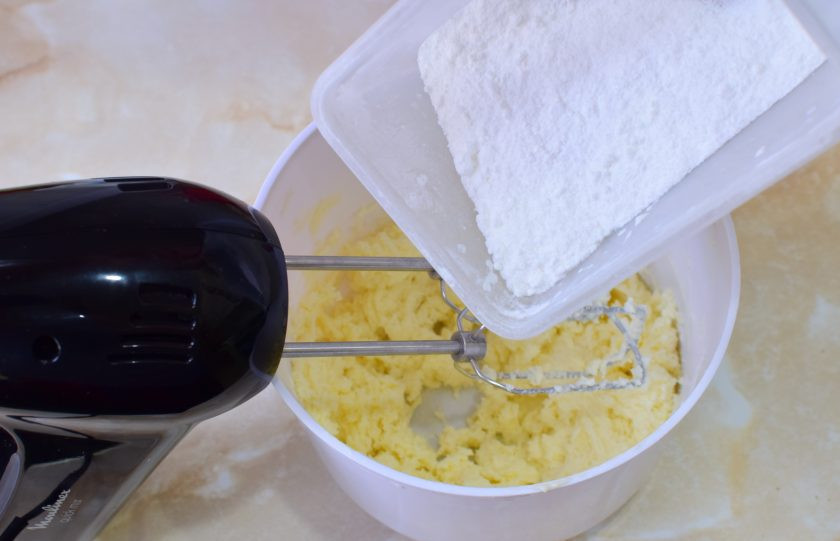 1. Этап. Сметанно-масляный крем для медовика: Постепенно добавляйте к маслу сахарную пудру и вмешивайте её в крем. Заменять пудру на сахар не советую, так как он крупнее и не успеет раствориться в креме.