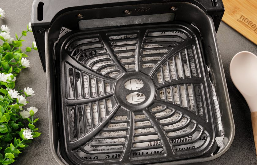 1. Этап. Бисквит в аэрогриле: Сверху поставьте решетку с закрепленным под ней листом пергамента, иначе от струи горячего воздуха корж на поверхности сгорит. Установите температуру 180 градусов и готовьте 10 минут, затем убавьте до 170 градусов и готовьте ещё 30 минут.