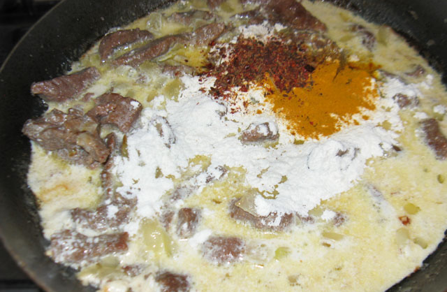 1. Этап. Подлива из баранины: 3. теперь вливаем сливки, добавим обжаренный лук вместе с остатками масла. Добавляем муку и специи по вкусу.