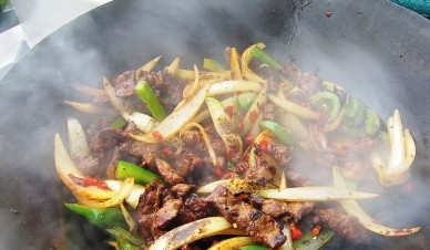 1. Этап. Мясо в воке: Добавляем к овощам обжаренное мясо и подготовленный соус. Перемешиваем и готовим все вместе буквально минутку.