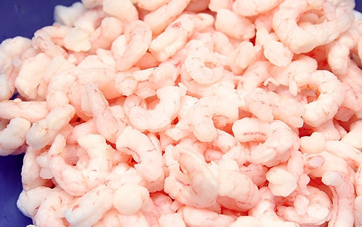 1. Этап. Сливочный суп с морепродуктами: Креветки вымыть, очистить, нарезать.