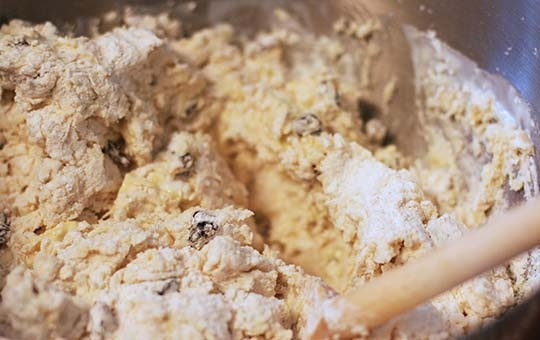 1. Этап. Ирландский содовый хлеб: 2. Тесто готовится удивительно просто: для начала в глубокой мисочке соедините муку, соль и сахар, соду. Добавьте сливочное масло, разотрите все в крошку до однородности. Всыпьте изюм, если используете.